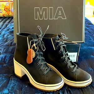 MIA Black Zelia boots